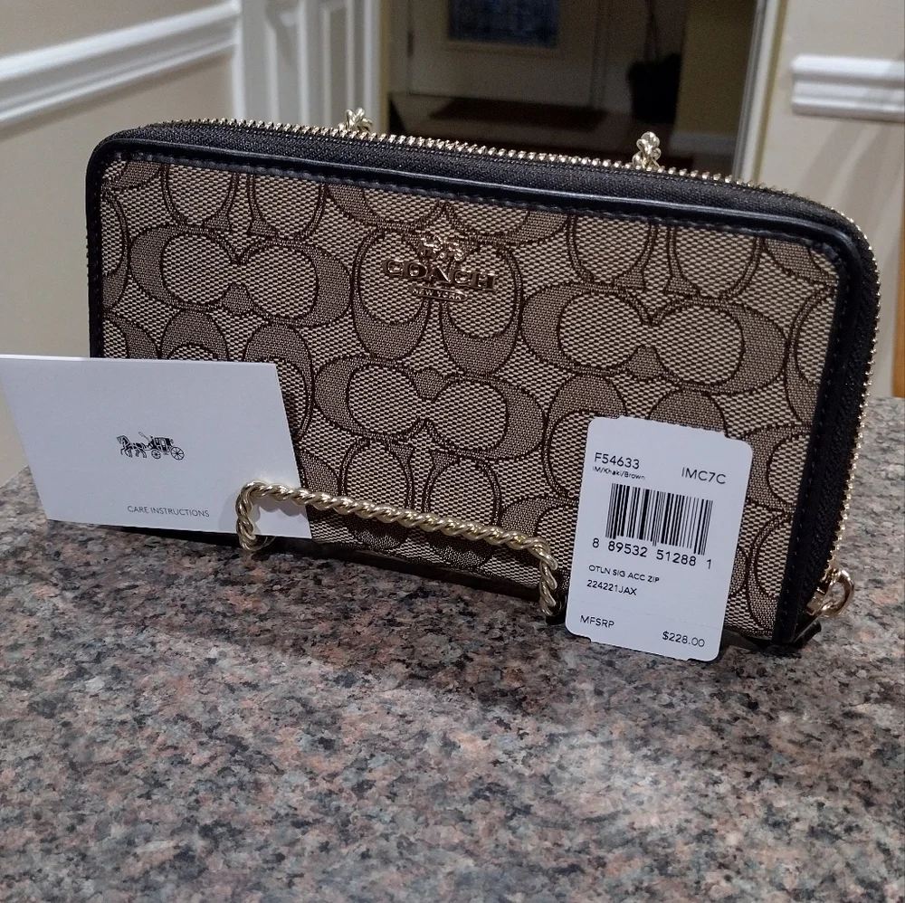 NWT Coach SiG C C Zip  around Wallet